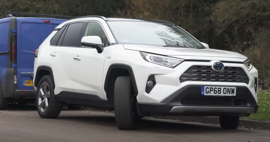 Mitsubishi Outlander VS. Toyota RAV4
