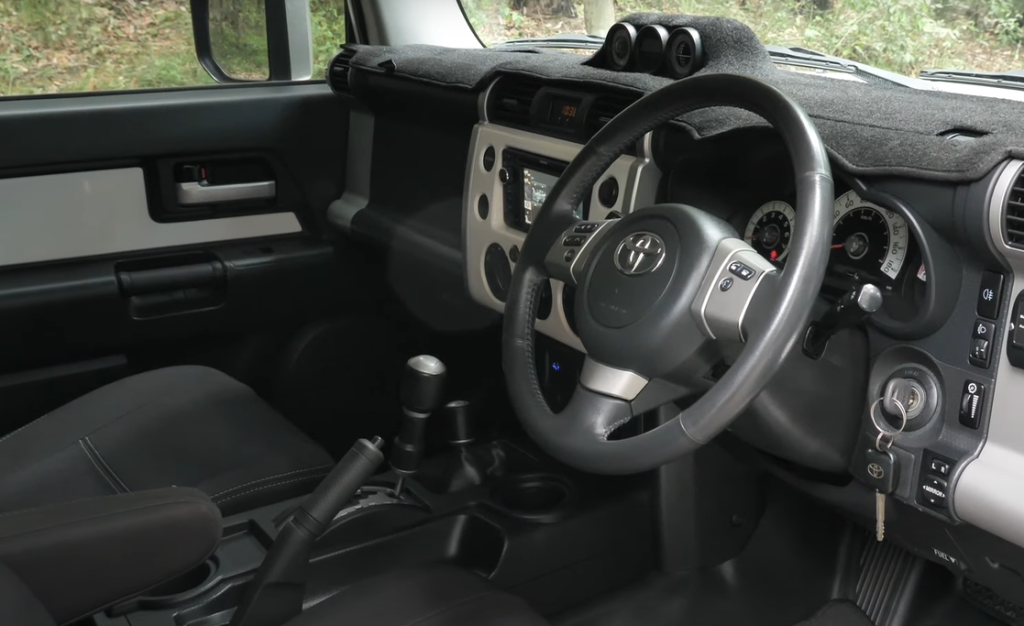 Toyota FJ Cruiser vs Jeep Wrangler - The better 4x4 SUV
